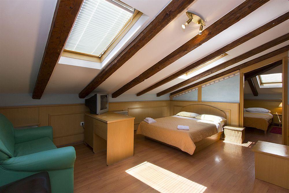 Hotel Galija Pula Bagian luar foto