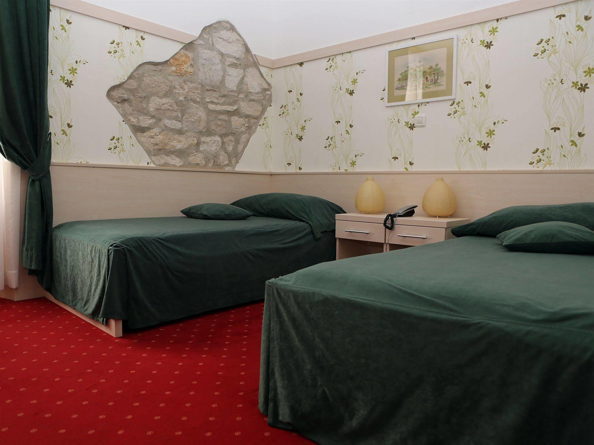 Hotel Galija Pula Bagian luar foto