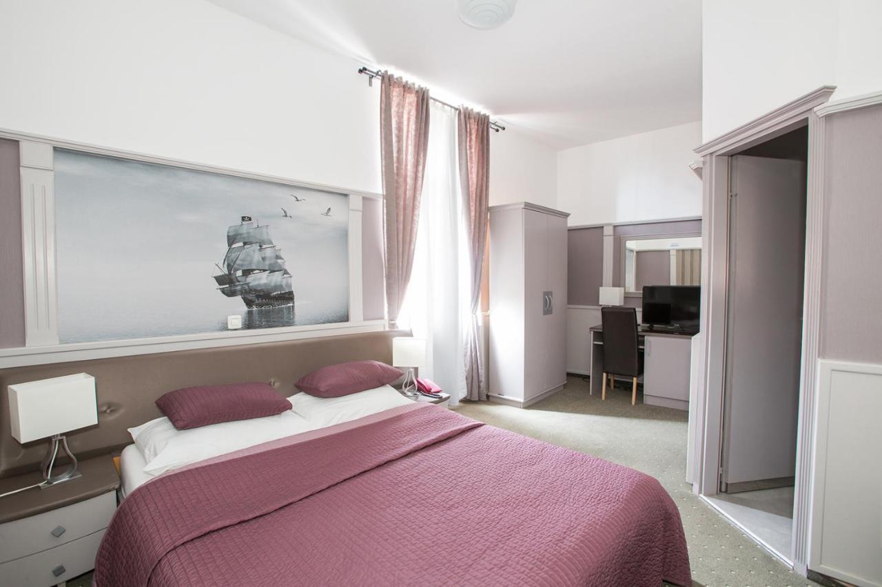 Hotel Galija Pula Bagian luar foto