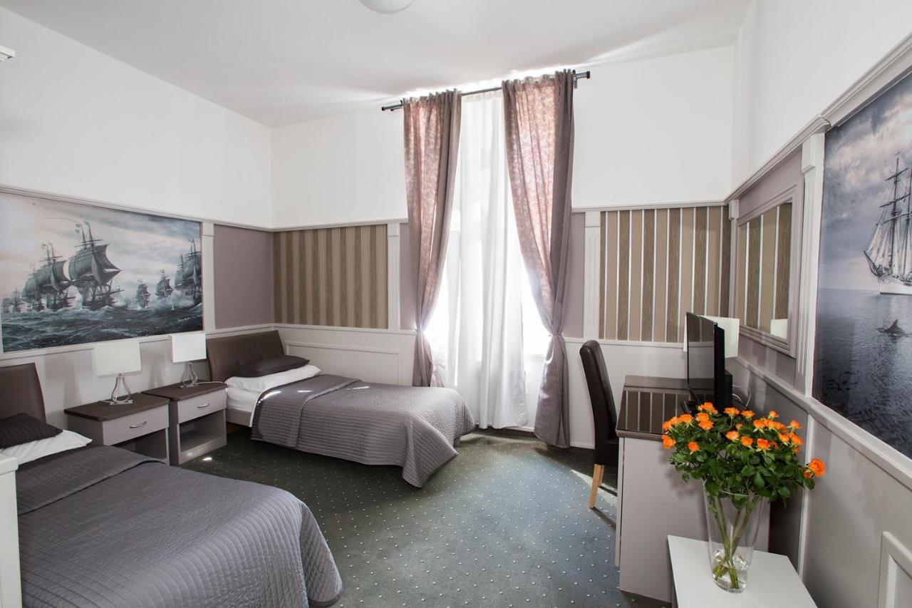 Hotel Galija Pula Bagian luar foto