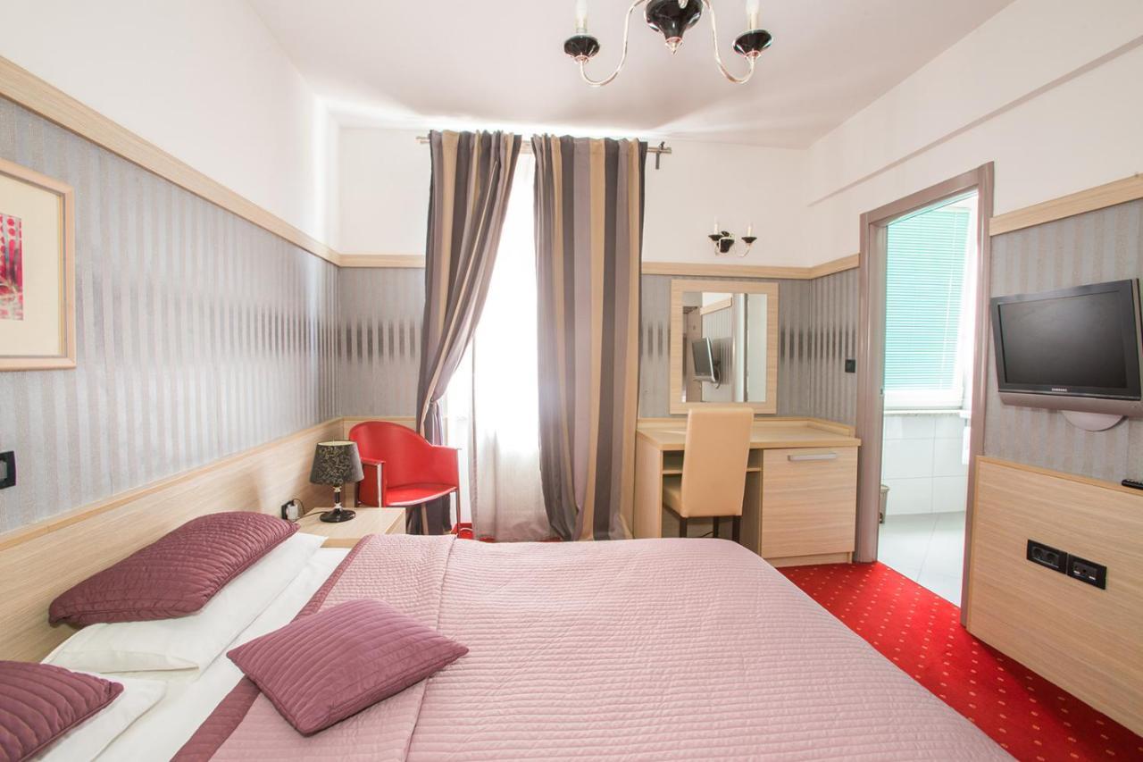 Hotel Galija Pula Bagian luar foto